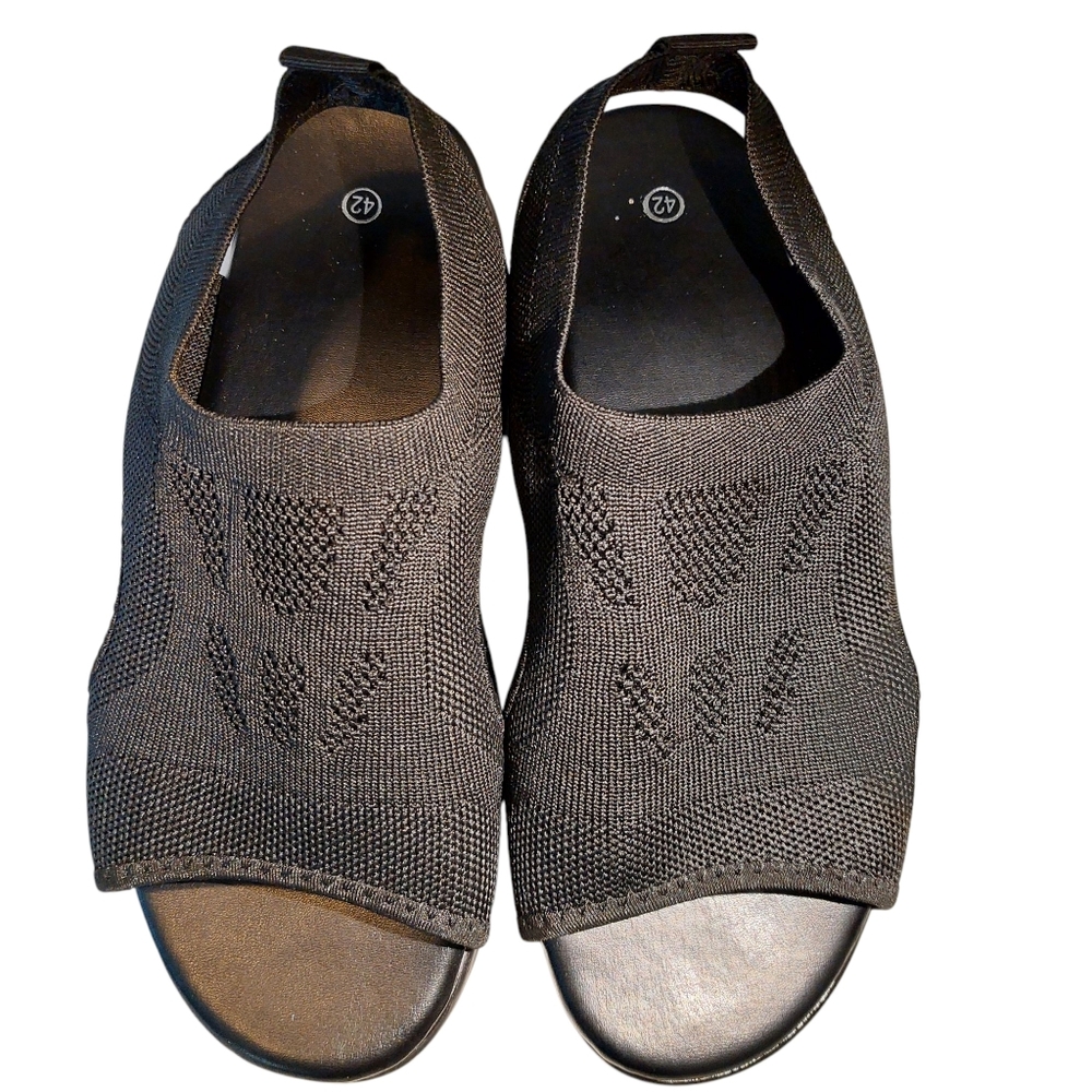 Women's Black Cut-Out Fabric Open Toe Slingback Chunky Sandals Walk Easy NWOT 11